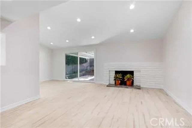 9661 Hayvenhurst, Northridge, CA 91343