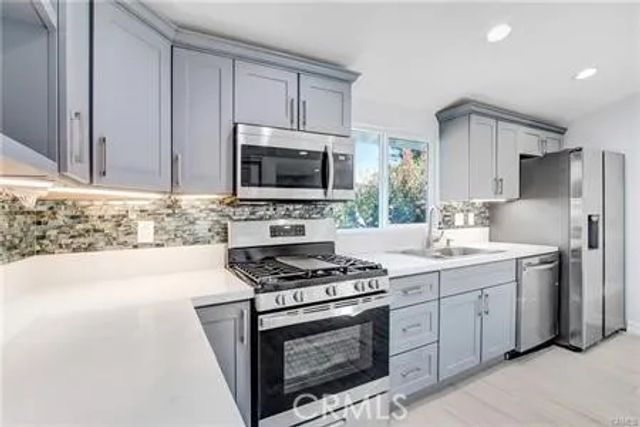 9661 Hayvenhurst, Northridge, CA 91343