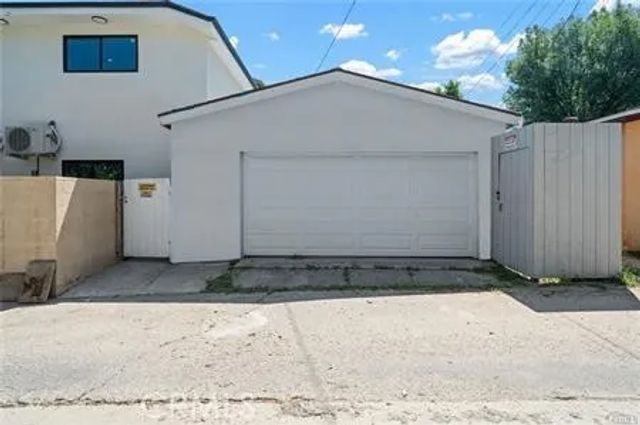 9661 Hayvenhurst, Northridge, CA 91343