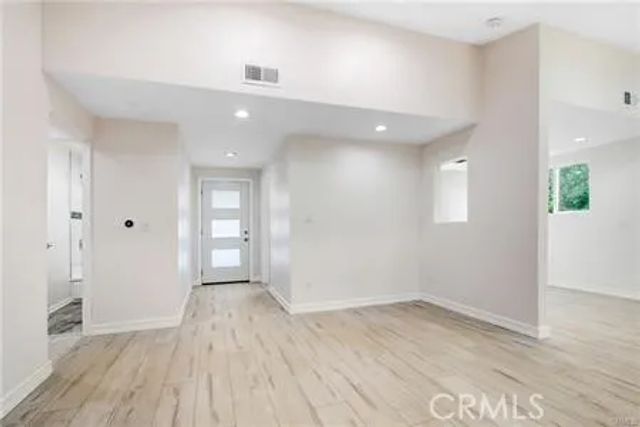 9661 Hayvenhurst, Northridge, CA 91343