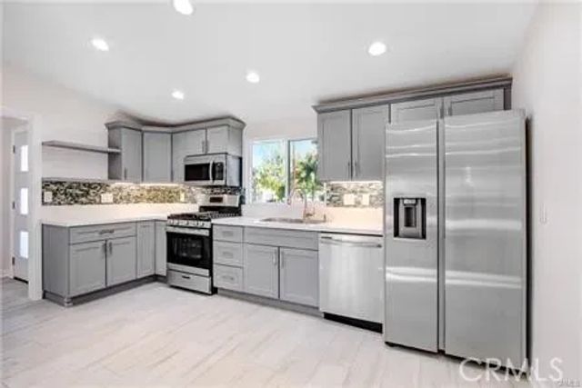 9661 Hayvenhurst, Northridge, CA 91343