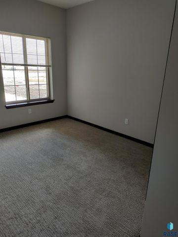 9402 Dolores Dr, Sioux Falls, SD 57106