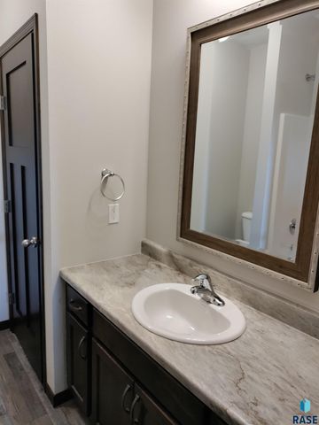9402 Dolores Dr, Sioux Falls, SD 57106