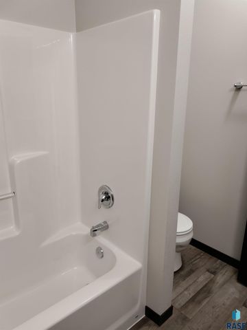 9402 Dolores Dr, Sioux Falls, SD 57106