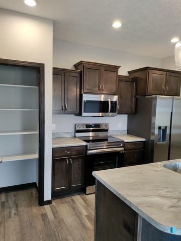 9402 Dolores Dr, Sioux Falls, SD 57106