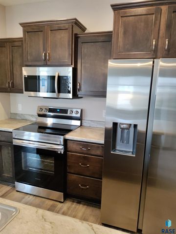 9402 Dolores Dr, Sioux Falls, SD 57106
