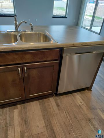 9402 Dolores Dr, Sioux Falls, SD 57106