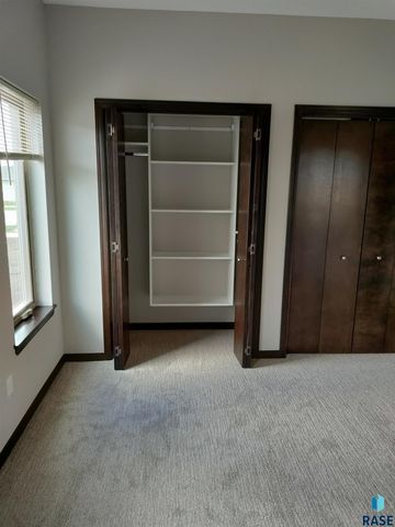 9402 Dolores Dr, Sioux Falls, SD 57106