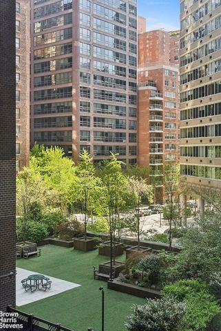 411 E 53rd St Apt 4A, New York City, NY 10022