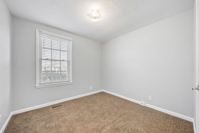 512 Yvonne Dr, Clarksville, TN 37042