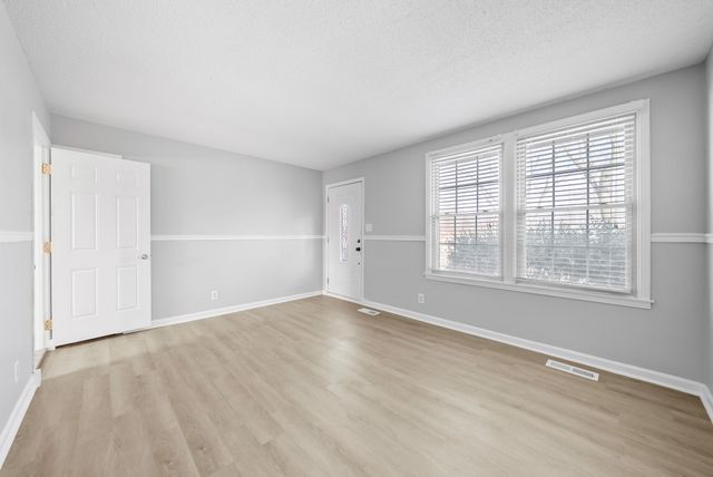 512 Yvonne Dr, Clarksville, TN 37042