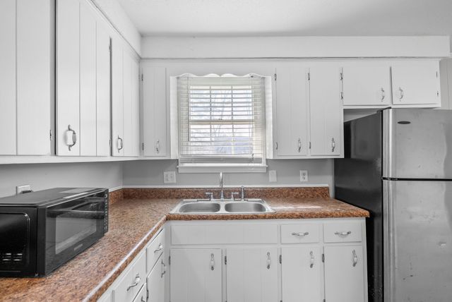 512 Yvonne Dr, Clarksville, TN 37042