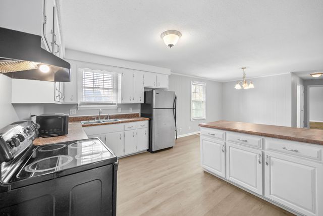 512 Yvonne Dr, Clarksville, TN 37042