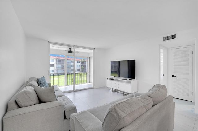 8911 S Hollybrook Blvd 201, Pembroke Pines, FL 33025