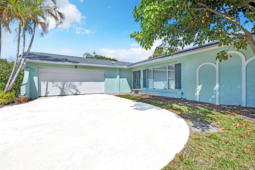1171 Gloucester Ct, Wellington, FL 33414