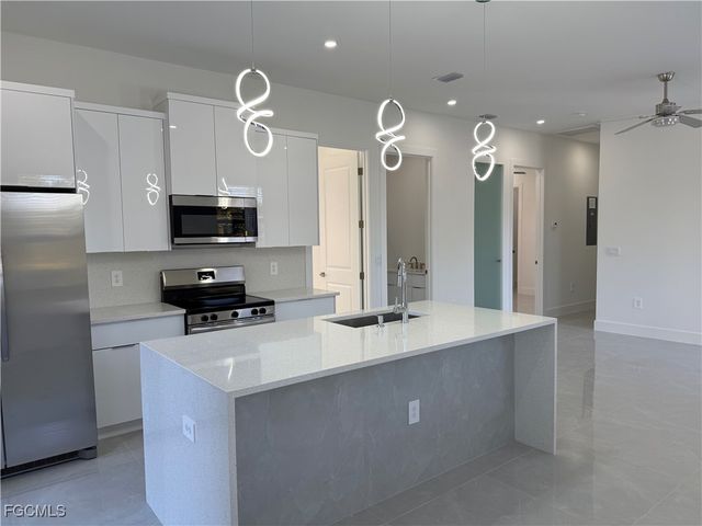 207 W 15th ST, Lehigh Acres, FL 33972