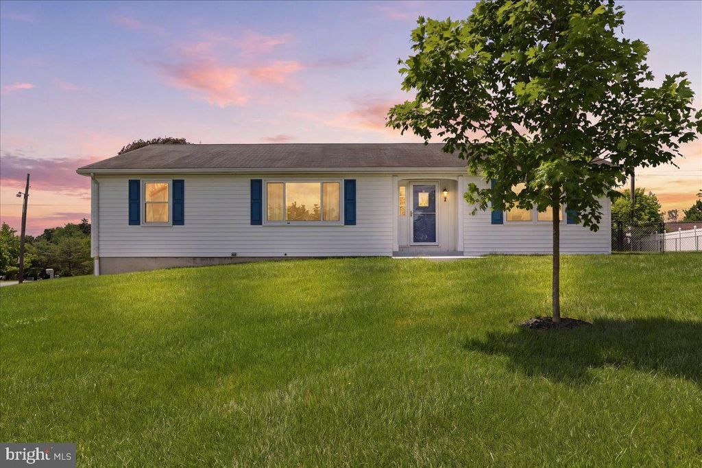 15 SYLVIA CT, Martinsburg, WV 25404