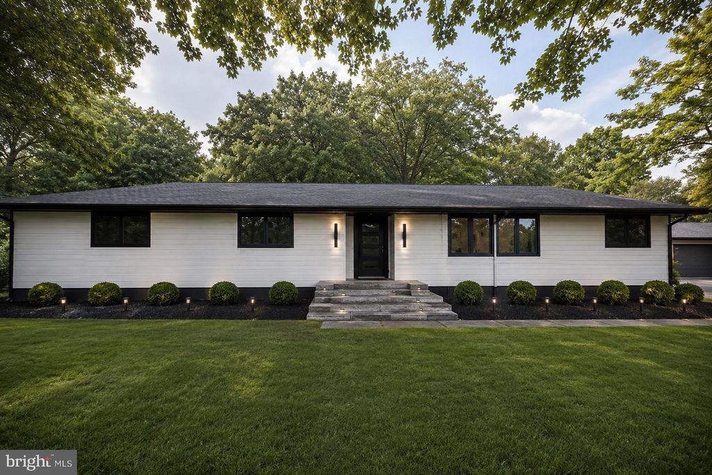 26 BENTLEY RD, Monroe Township, NJ 08831