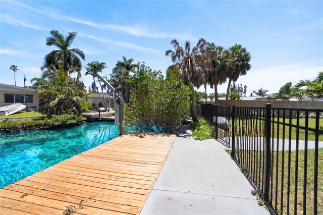 1524 CARSON CIRCLE NE, St Petersburg, FL 33703