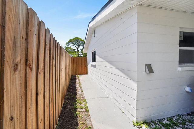 1524 CARSON CIRCLE NE, St Petersburg, FL 33703