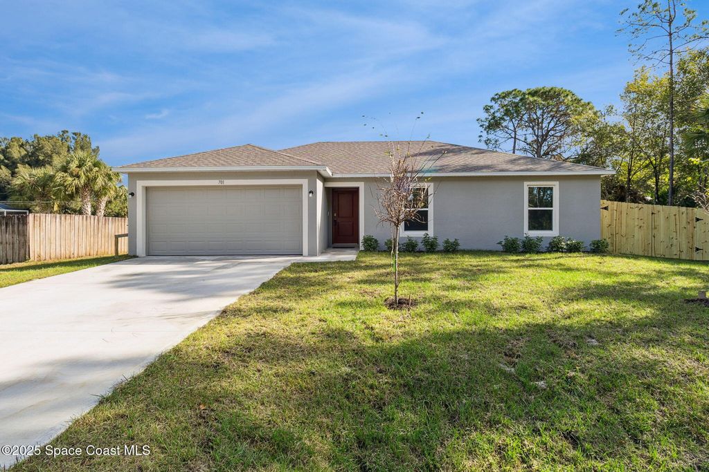 700 Tejon Avenue SW, Palm Bay, FL 32908