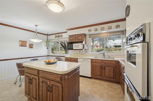 1529 Woodroyal East Drive, Chesterfield, MO 63017