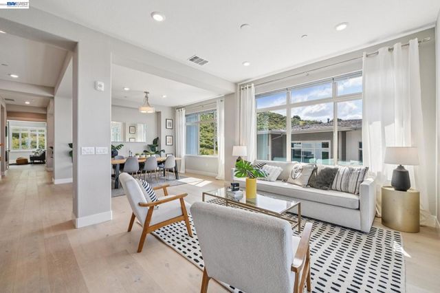 6767 SKYVIEW DRIVE, Oakland, CA 94605