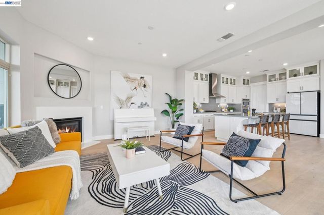 6767 SKYVIEW DRIVE, Oakland, CA 94605