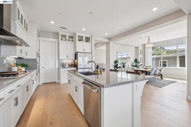 6767 SKYVIEW DRIVE, Oakland, CA 94605