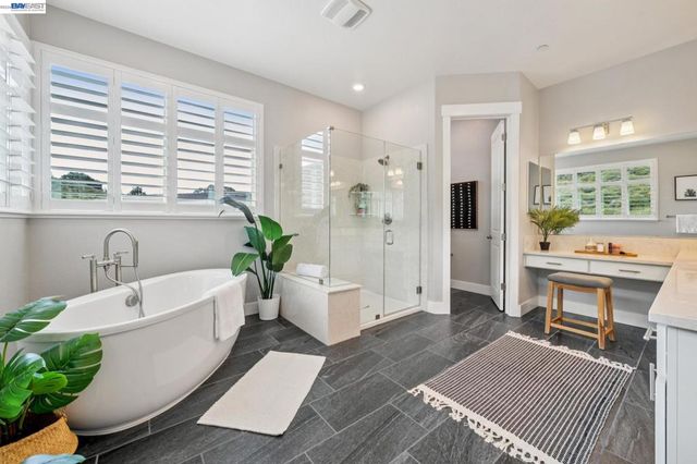 6767 SKYVIEW DRIVE, Oakland, CA 94605