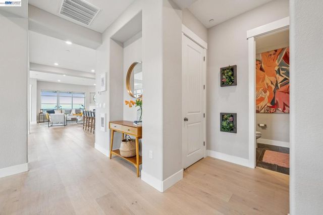 6767 SKYVIEW DRIVE, Oakland, CA 94605