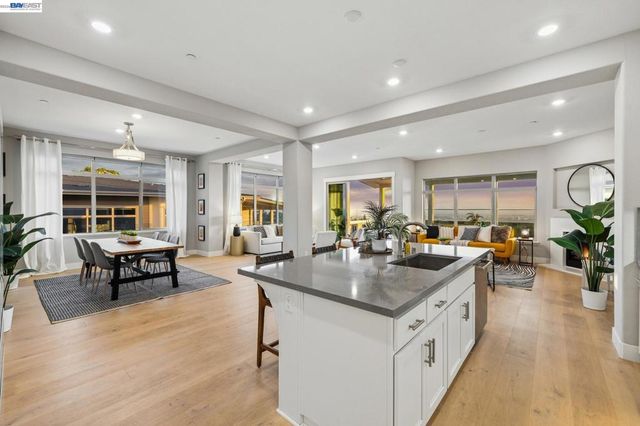 6767 SKYVIEW DRIVE, Oakland, CA 94605