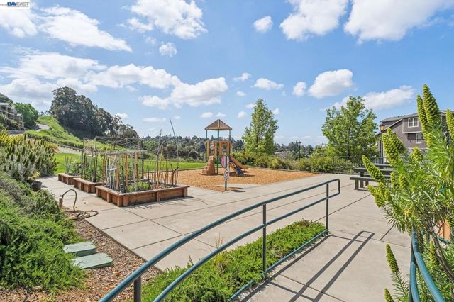 6767 SKYVIEW DRIVE, Oakland, CA 94605