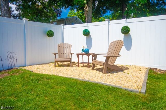 4 Birch Dr, Newton Town, NJ 07860