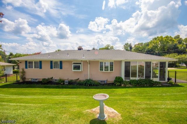 4 Birch Dr, Newton Town, NJ 07860