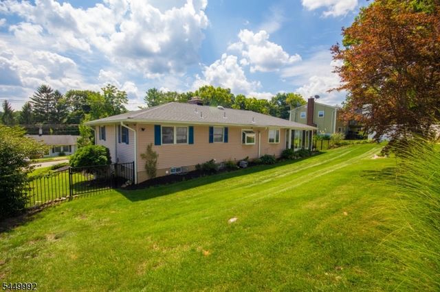 4 Birch Dr, Newton Town, NJ 07860
