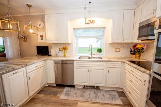 4 Birch Dr, Newton Town, NJ 07860