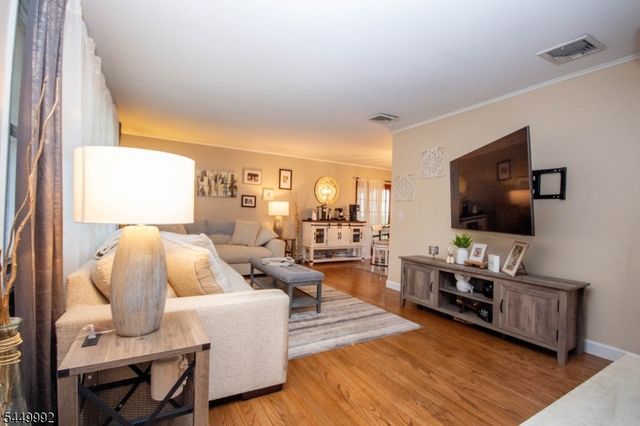 4 Birch Dr, Newton Town, NJ 07860