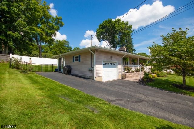 4 Birch Dr, Newton Town, NJ 07860