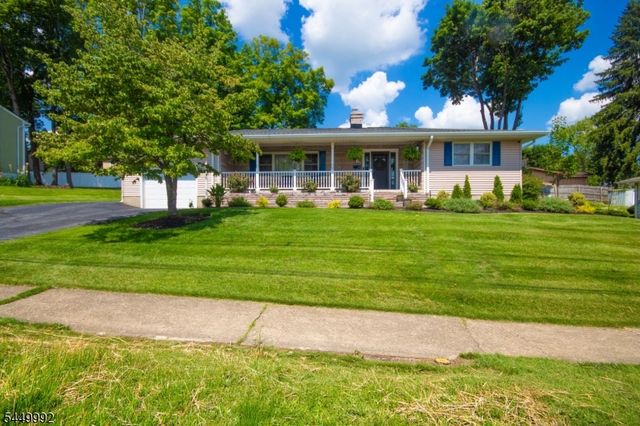 4 Birch Dr, Newton Town, NJ 07860