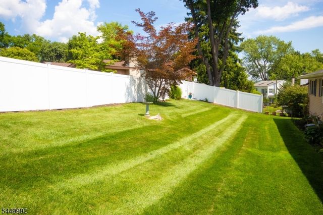 4 Birch Dr, Newton Town, NJ 07860