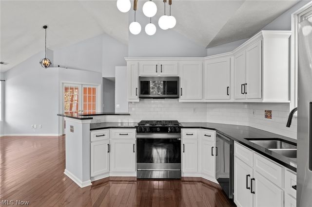 282 Vista Circle, North Olmsted, OH 44070