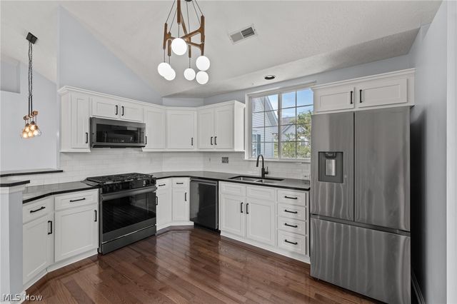 282 Vista Circle, North Olmsted, OH 44070