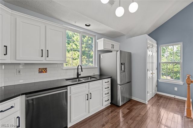 282 Vista Circle, North Olmsted, OH 44070