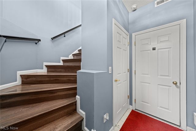 282 Vista Circle, North Olmsted, OH 44070