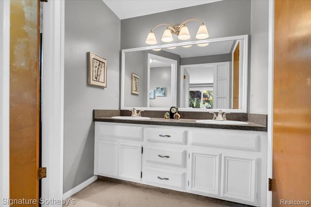 2538 Red Fox Trail Drive, Troy, MI 48098