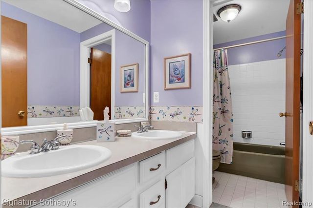 2538 Red Fox Trail Drive, Troy, MI 48098