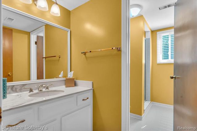 2538 Red Fox Trail Drive, Troy, MI 48098