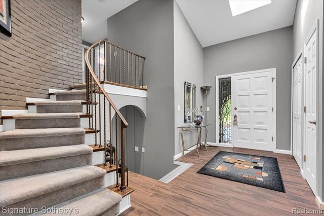 2538 Red Fox Trail Drive, Troy, MI 48098