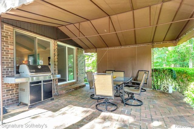 2538 Red Fox Trail Drive, Troy, MI 48098